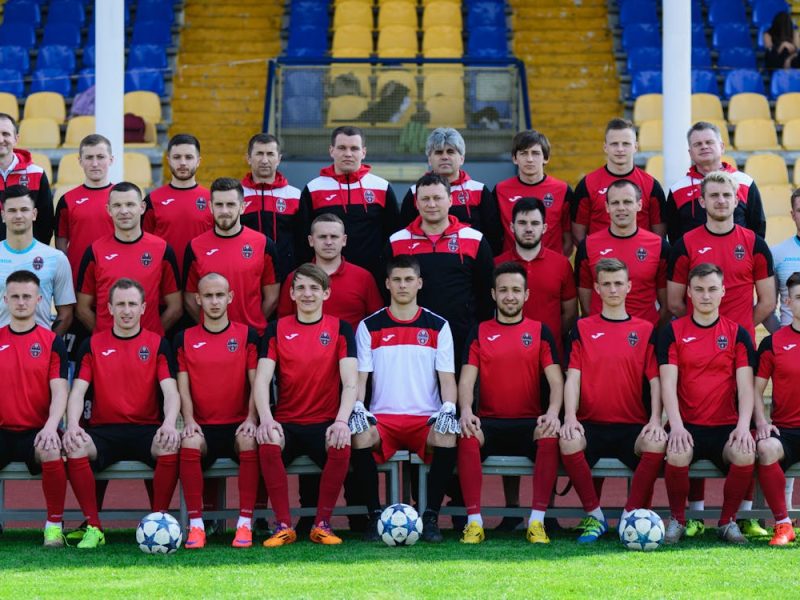free-photo-of-a-soccer-team-posing-for-a-picture